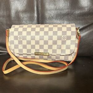 Cream and gray checkered shoulder bag